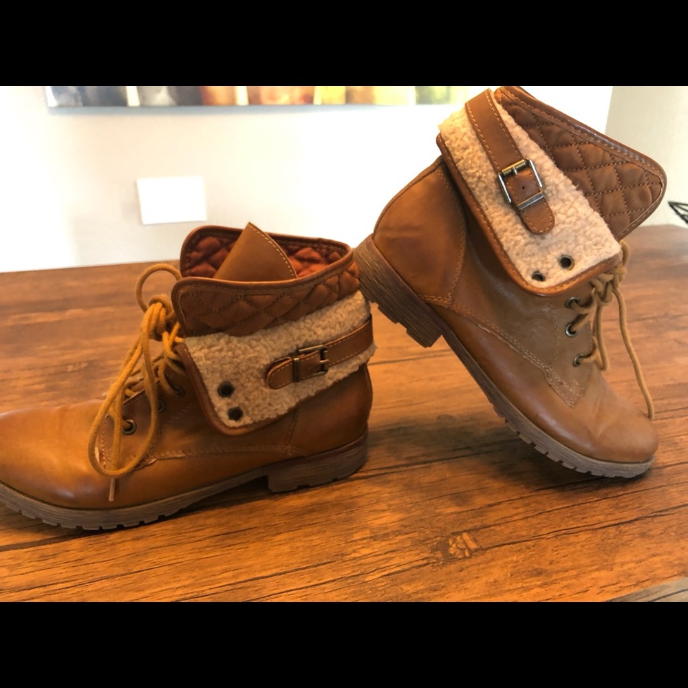 Ladies boots, low calf roll over, lace up!
